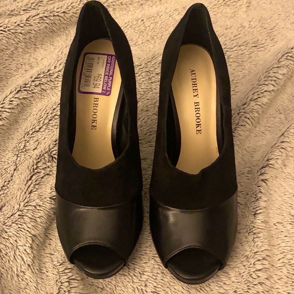 NEW Audrey Brooke, Suede and Leather Black pumps!